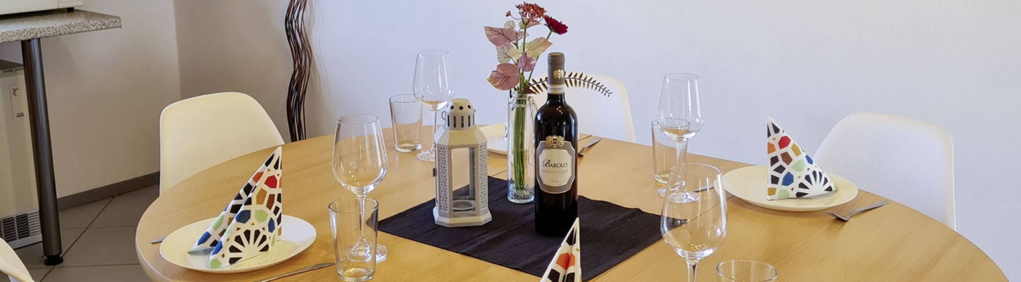 Schöner gedeckter Tisch im Esszimmer